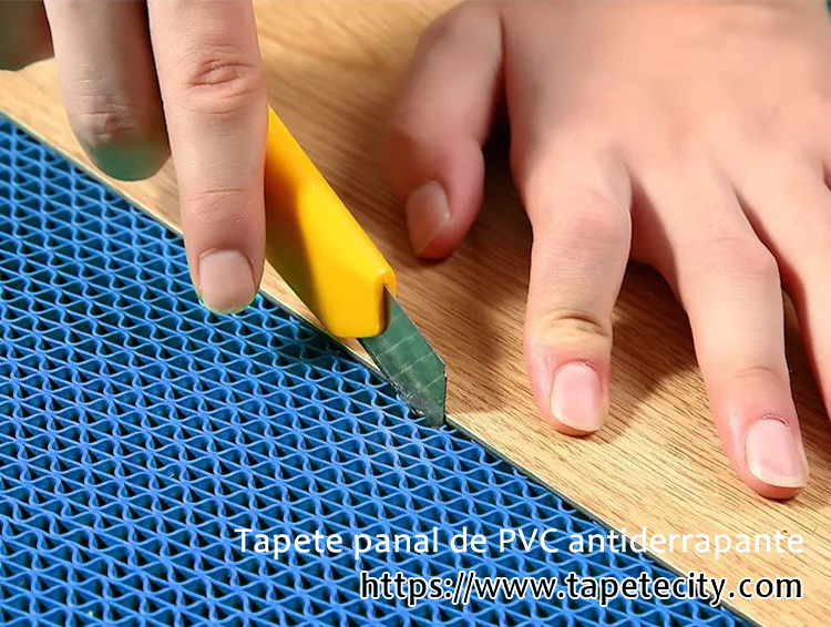 Se puede cortar fácilmente tapete el antiderrapante para adecuarlo al área