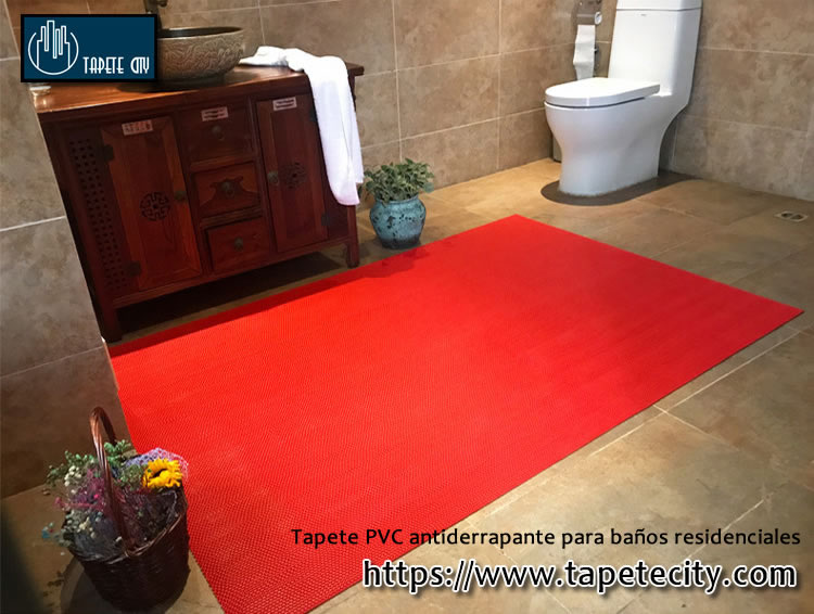 Tapete rojo rectangular antiderrapante en interior de baño