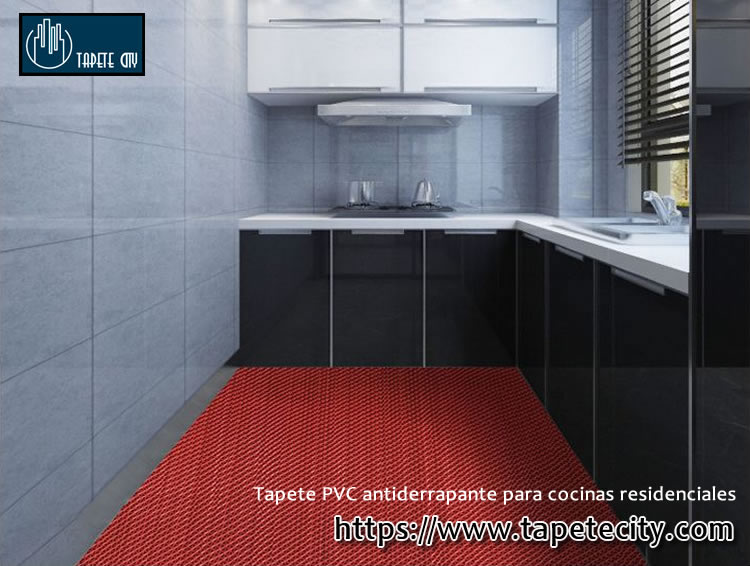 Tapete rojo rectangular antiderrapante en interior de cocina