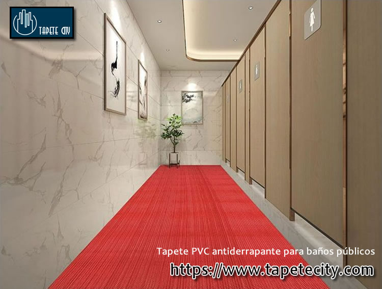 Tapete rojo antiderrapante en suelo de baños públicos