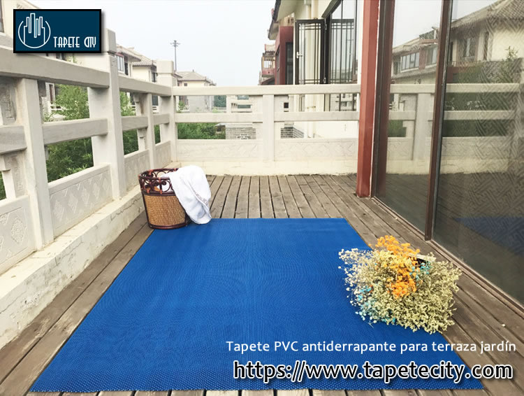 tapete rectangular azul antiderrapante sobre madera dura para terrazas