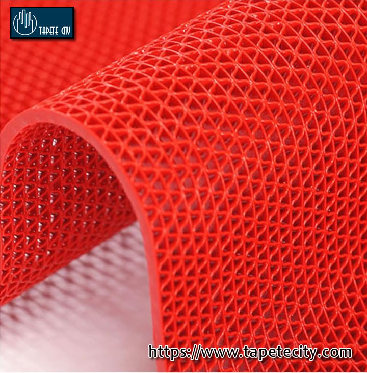 Tapete antideslizante para áreas húmedas color rojo.